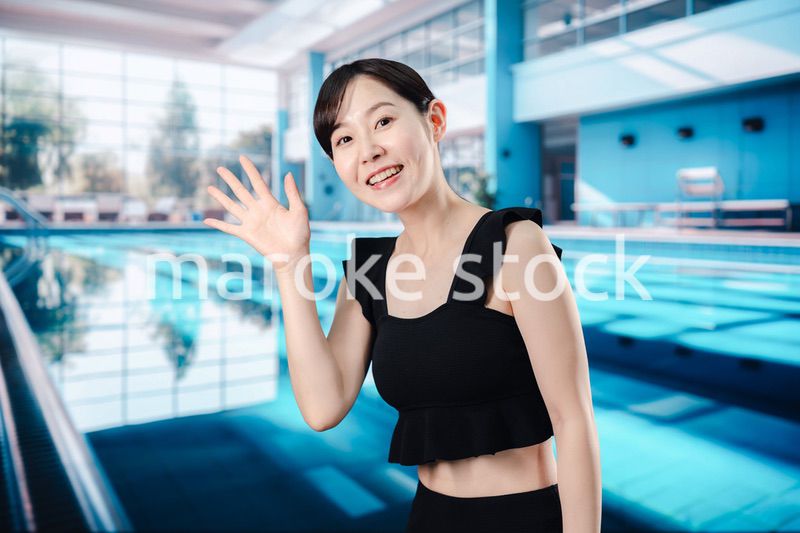 楽しくプールに入る若い女性