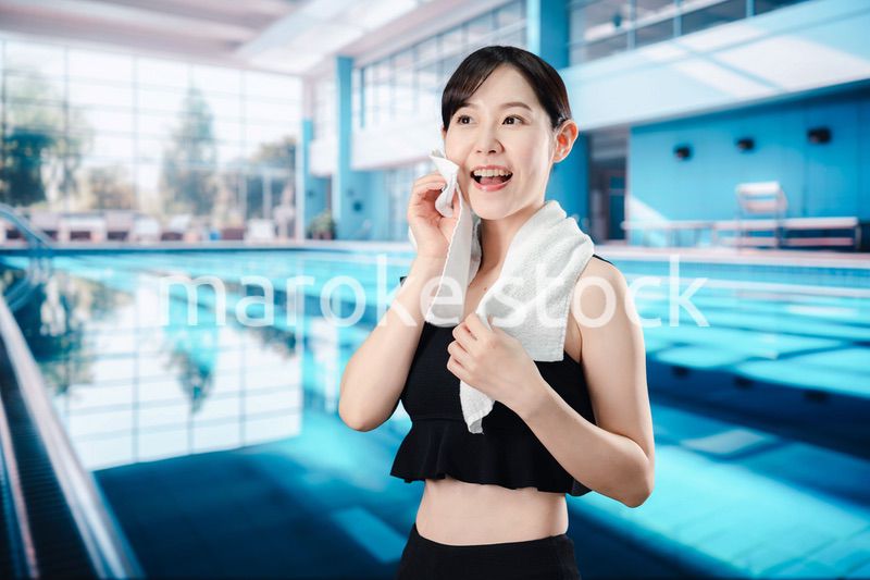 楽しくプールに入る若い女性