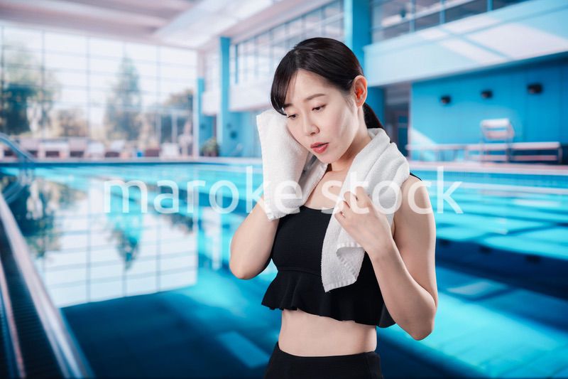 プールでバテる若い女性