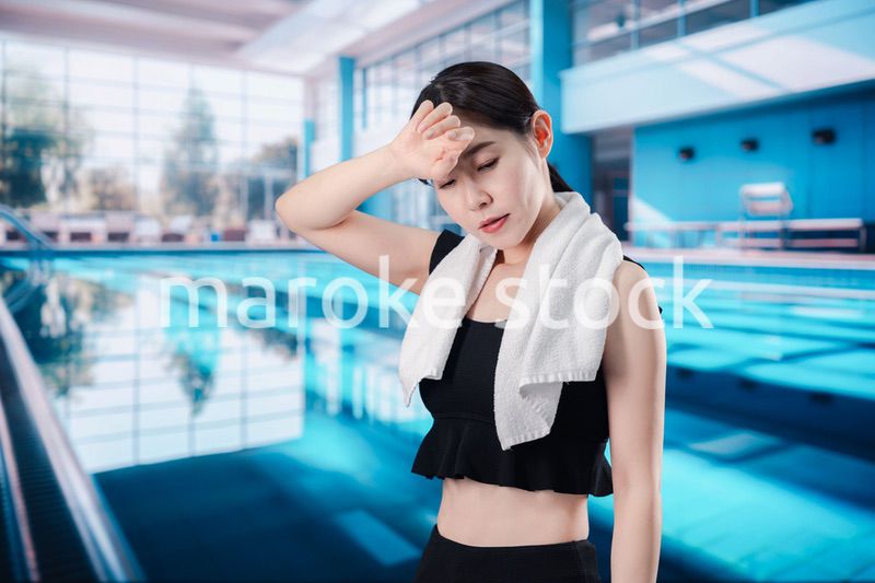 プールでバテる若い女性