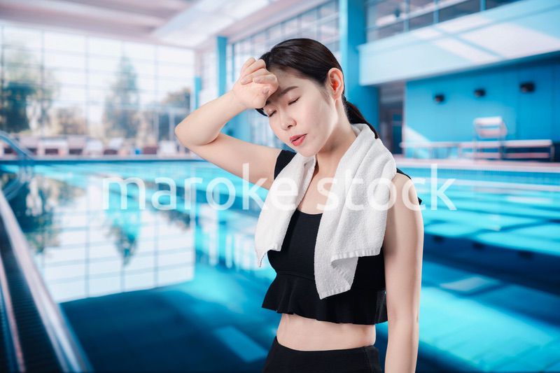 プールでバテる若い女性