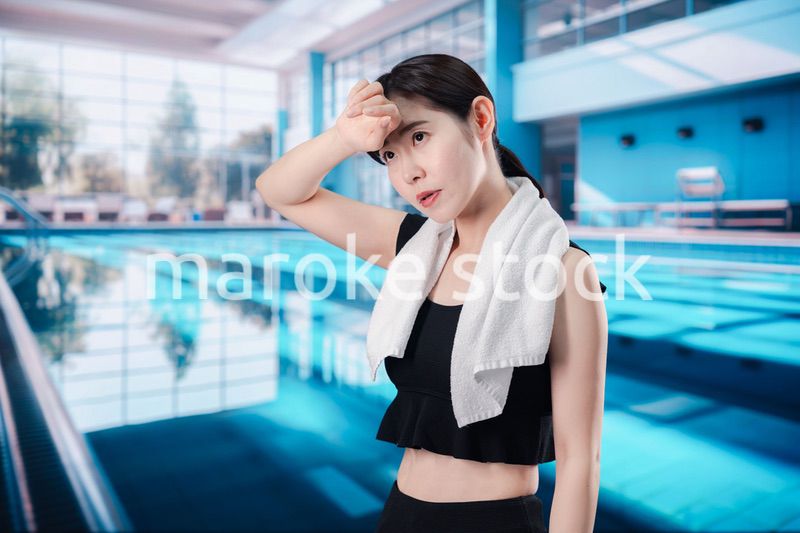 プールでバテる若い女性