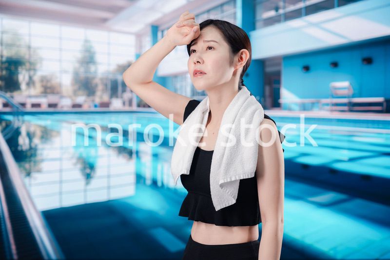 プールでバテる若い女性