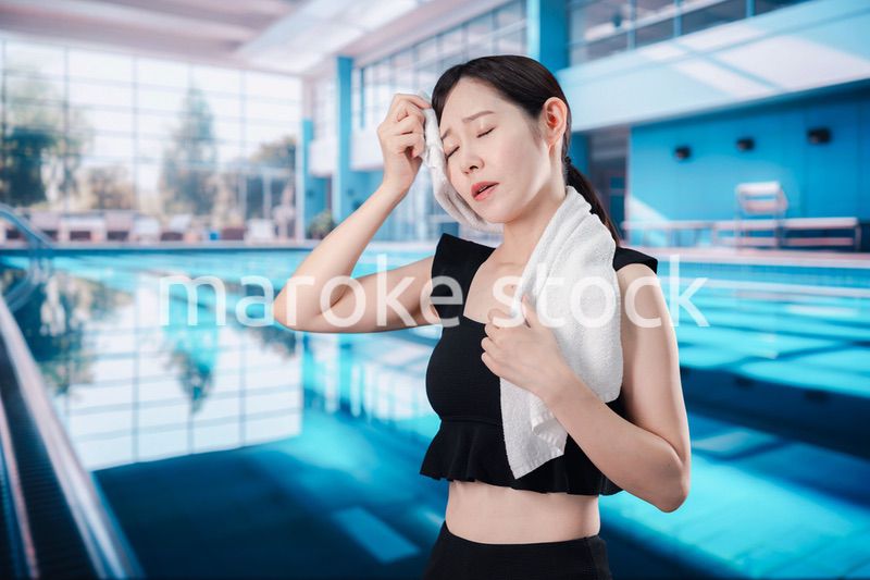 プールでバテる若い女性