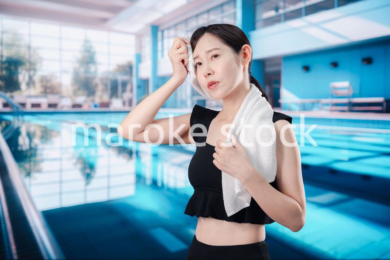 プールでバテる若い女性