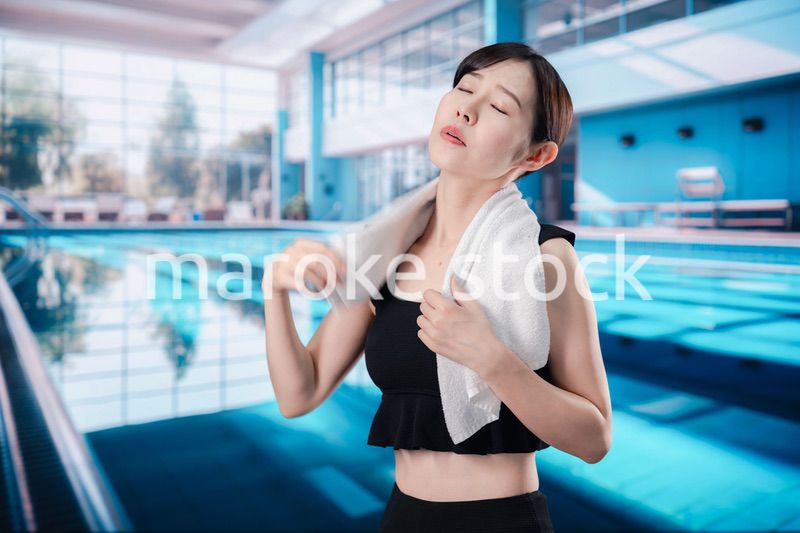 プールでバテる若い女性