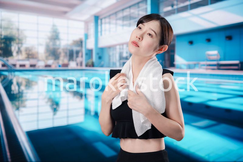 プールでバテる若い女性