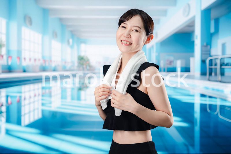 楽しくプールに入る若い女性