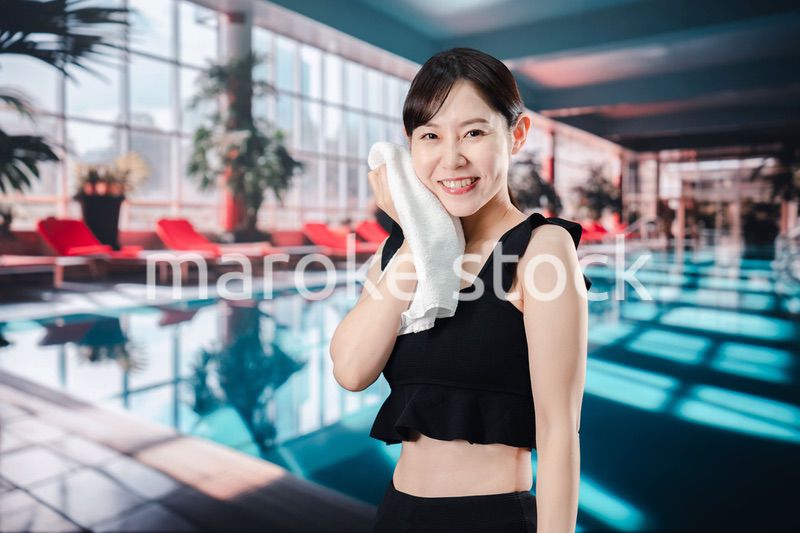 楽しくプールに入る若い女性