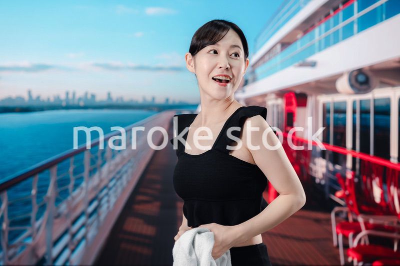 クルーズ船の船内で楽しく過ごす若い女性