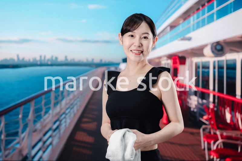 クルーズ船の船内で楽しく過ごす若い女性