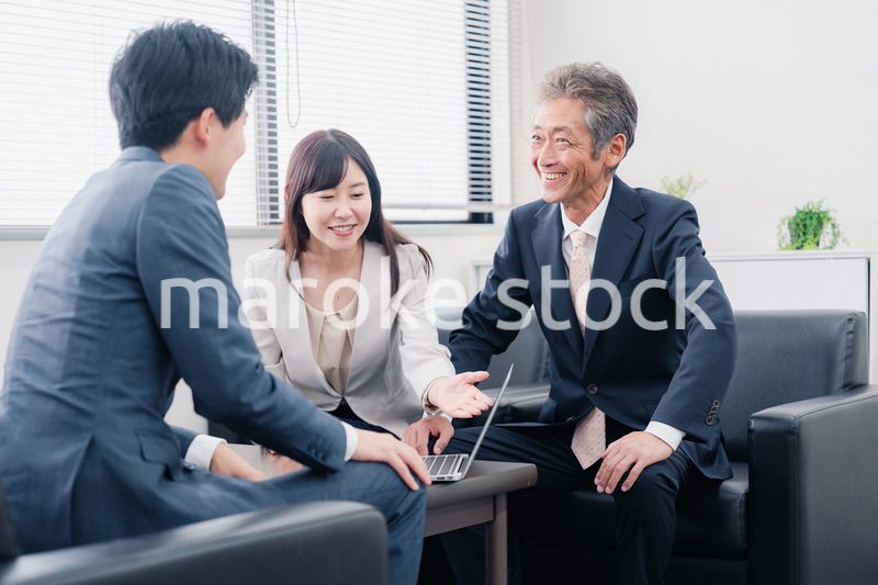 にこやかに商談をするビジネスパーソン