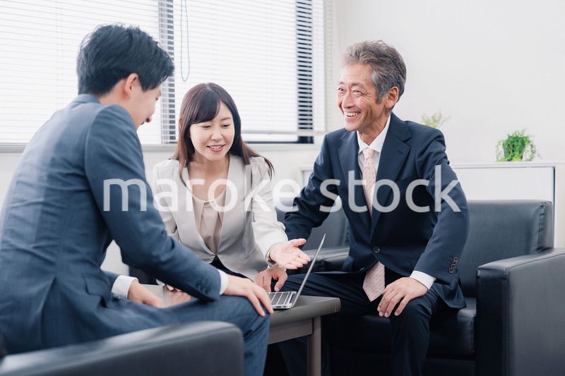 にこやかに商談をするビジネスパーソン