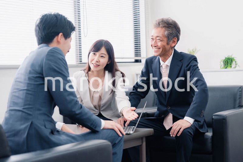 にこやかに商談をするビジネスパーソン