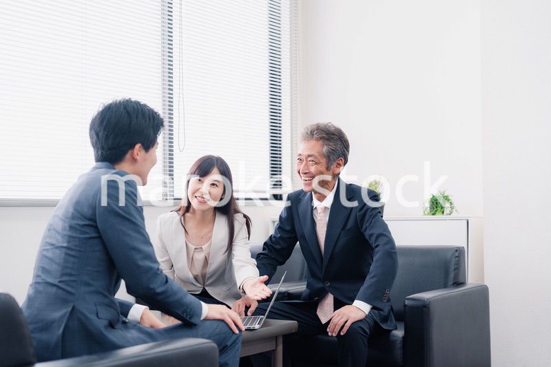 にこやかに商談をするビジネスパーソン