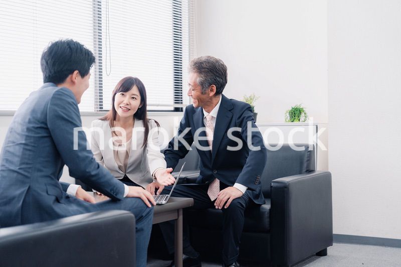 にこやかに商談をするビジネスパーソン
