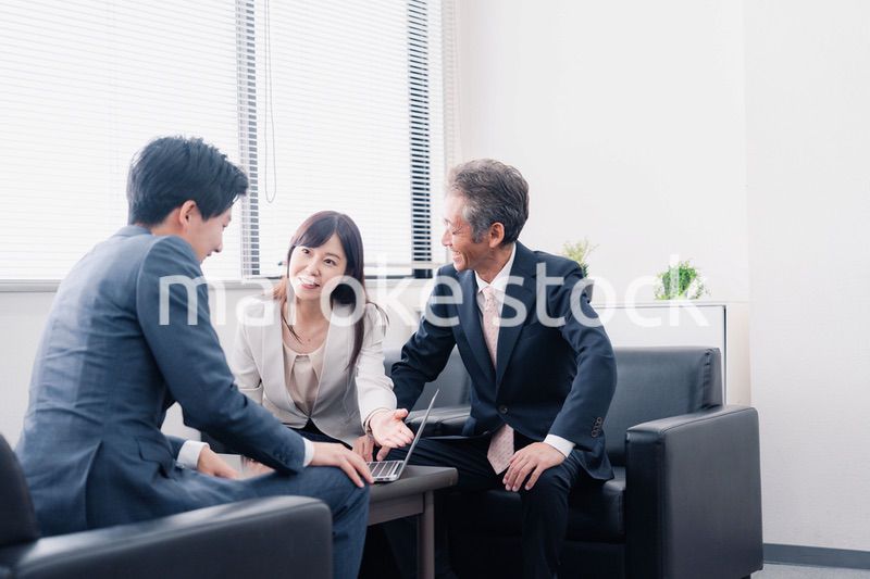 にこやかに商談をするビジネスパーソン