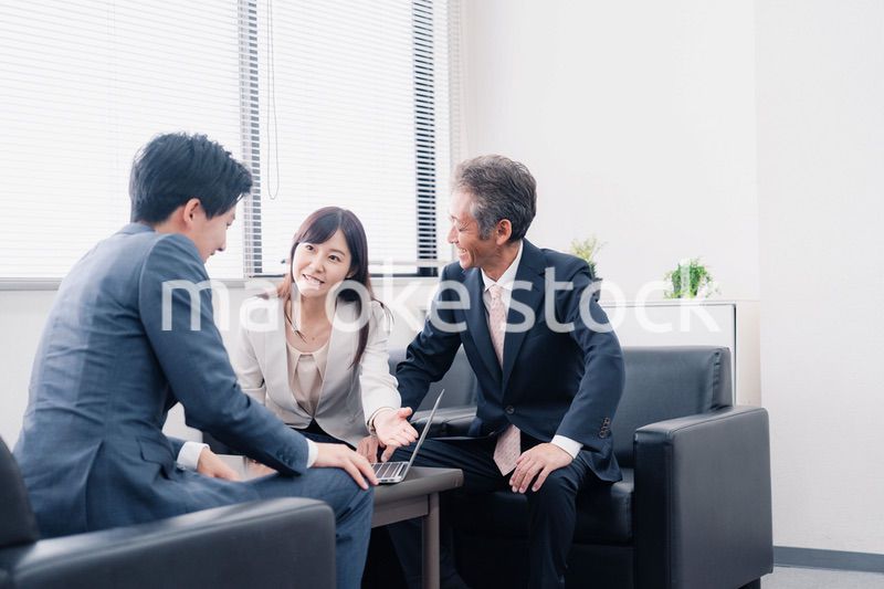 にこやかに商談をするビジネスパーソン