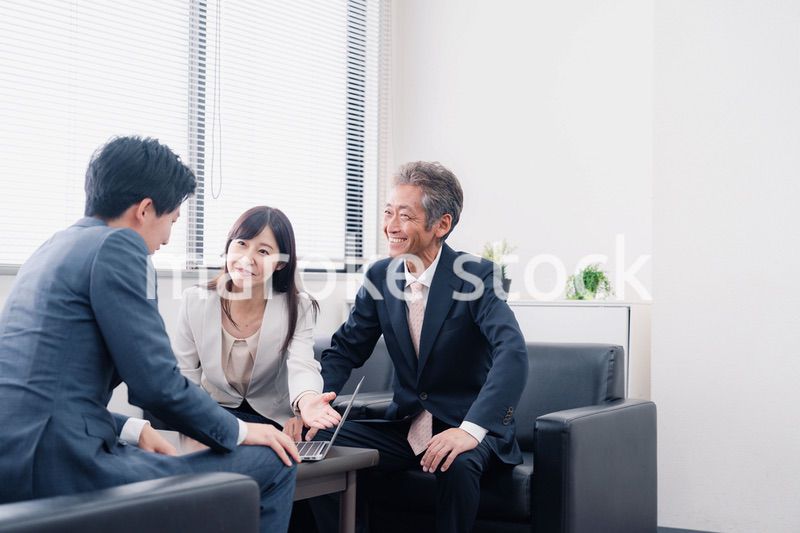 にこやかに商談をするビジネスパーソン