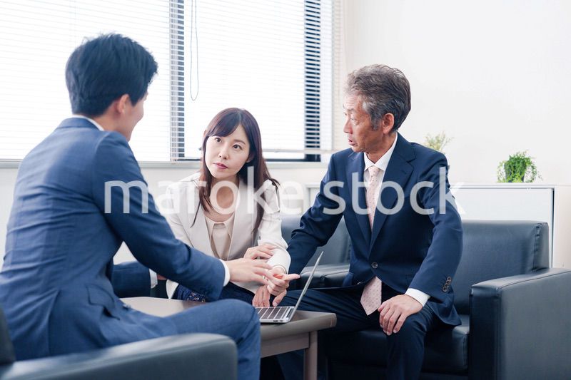 不祥事で処分される男性のビジネスマン