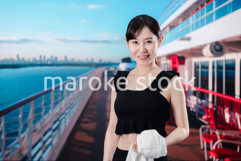 クルーズ船の船内で楽しく過ごす若い女性