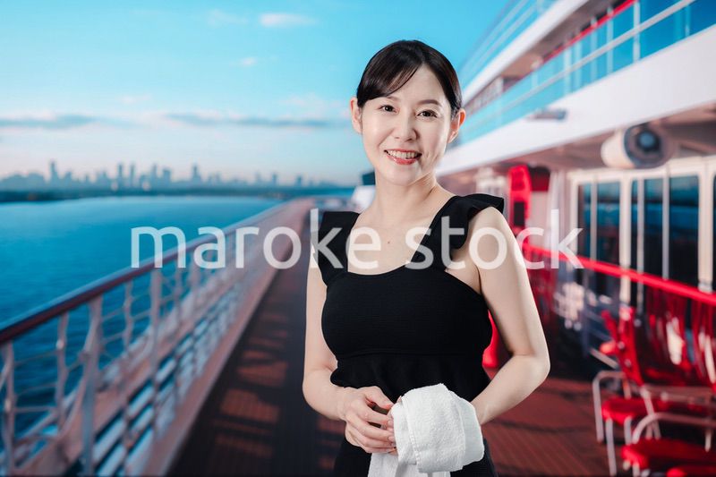 クルーズ船の船内で楽しく過ごす若い女性