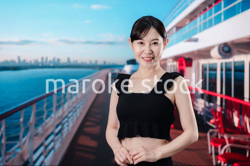 クルーズ船の船内で楽しく過ごす若い女性