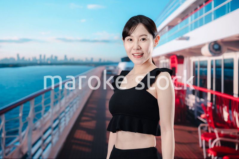 クルーズ船の船内で楽しく過ごす若い女性