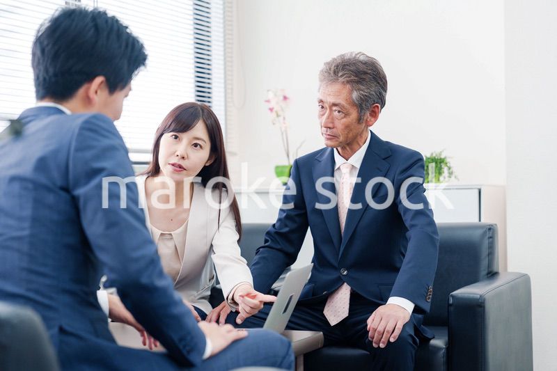 不祥事で処分される男性のビジネスマン