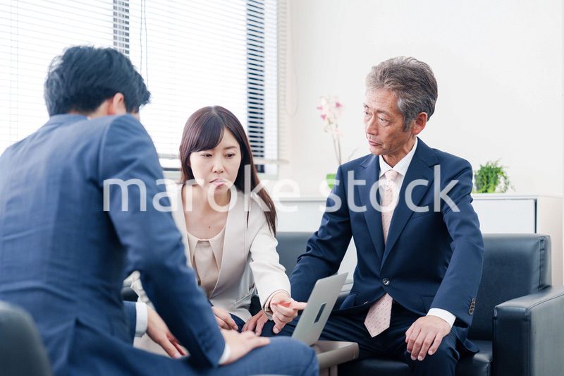 不祥事で処分される男性のビジネスマン