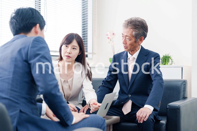 不祥事で処分される男性のビジネスマン