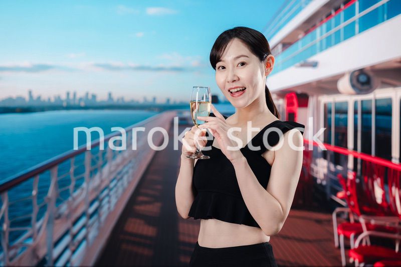 クルーズ船の船内で楽しく過ごす若い女性