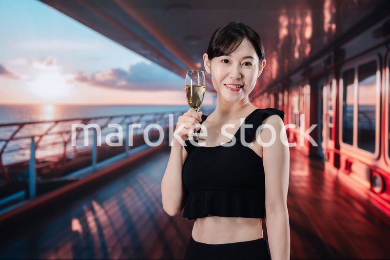 クルーズ船の船内で楽しく過ごす若い女性