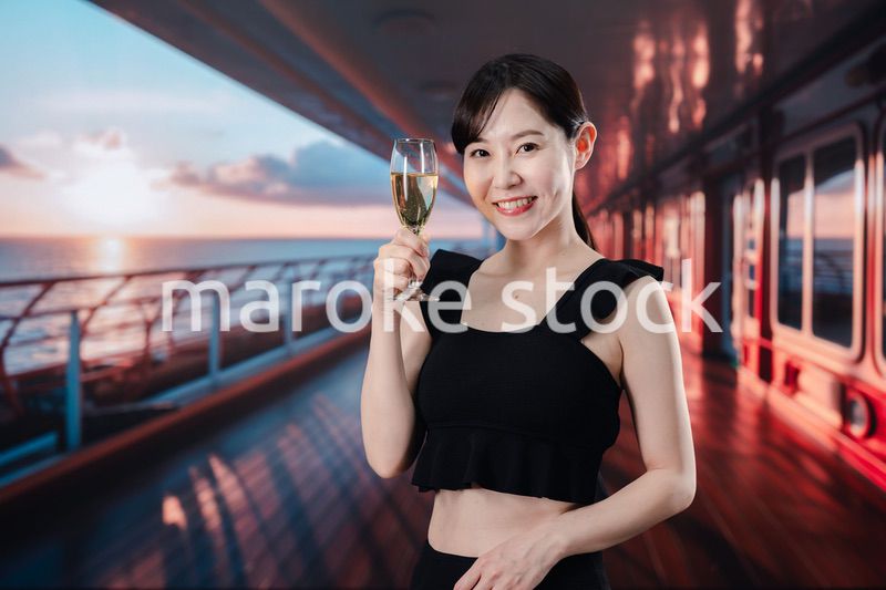 クルーズ船の船内で楽しく過ごす若い女性