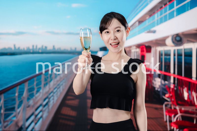 クルーズ船の船内で楽しく過ごす若い女性