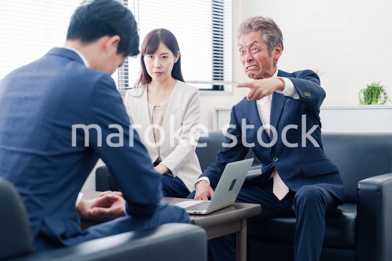 不祥事で処分される男性のビジネスマン