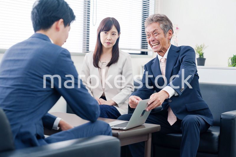 不祥事で処分される男性のビジネスマン