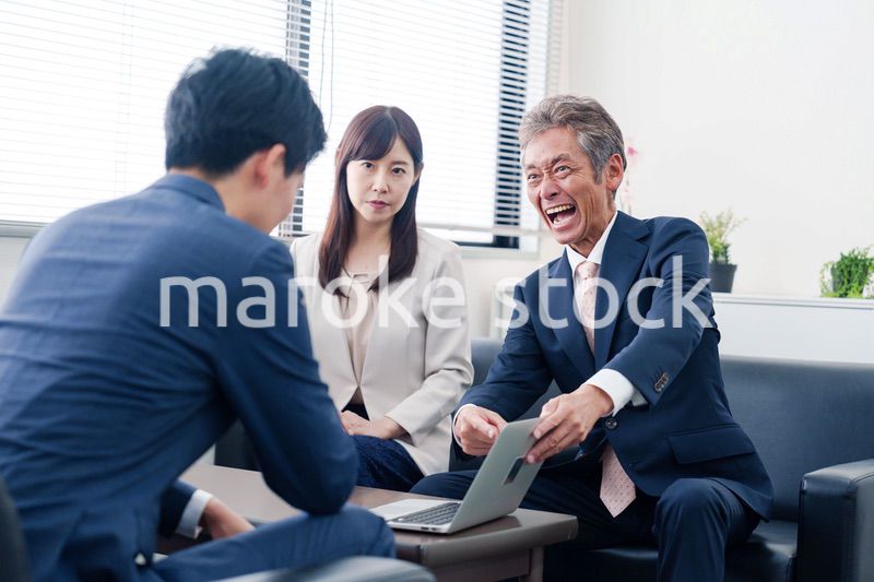 不祥事で処分される男性のビジネスマン