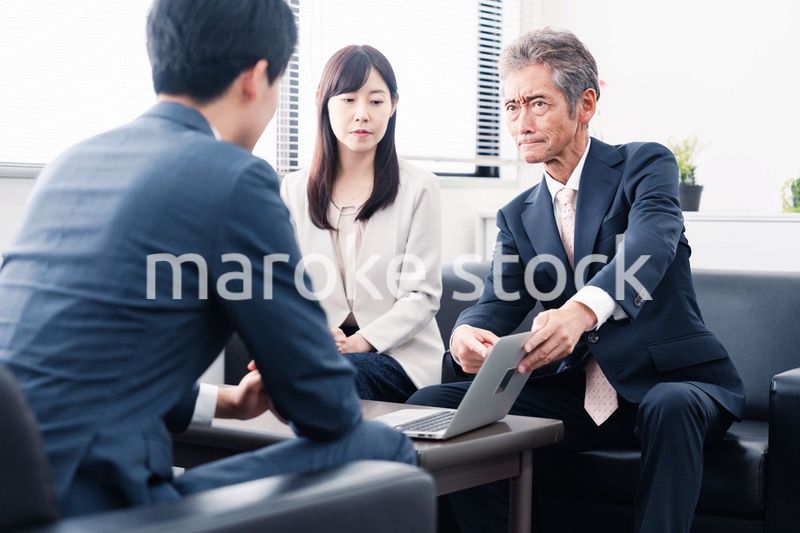 不正を問いただされるビジネスパーソン