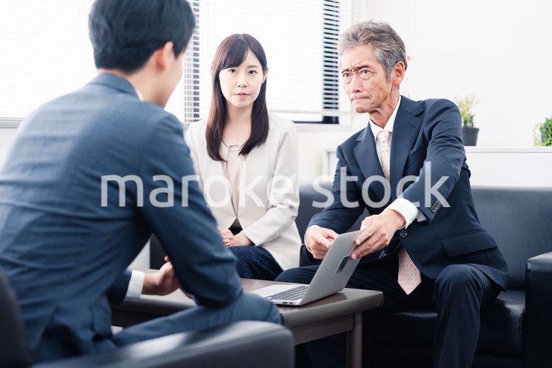 不正を問いただされるビジネスパーソン