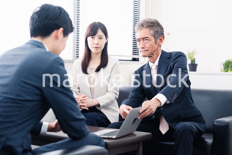 不正を問いただされるビジネスパーソン