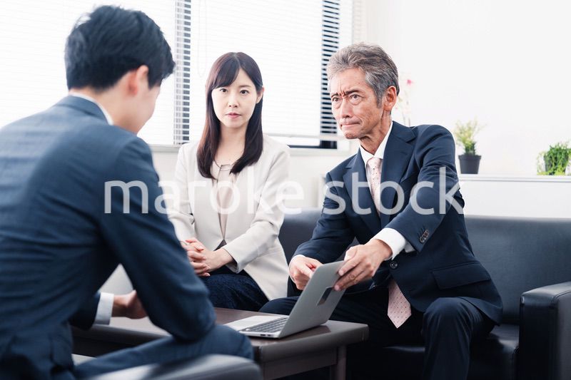 不正を問いただされるビジネスパーソン