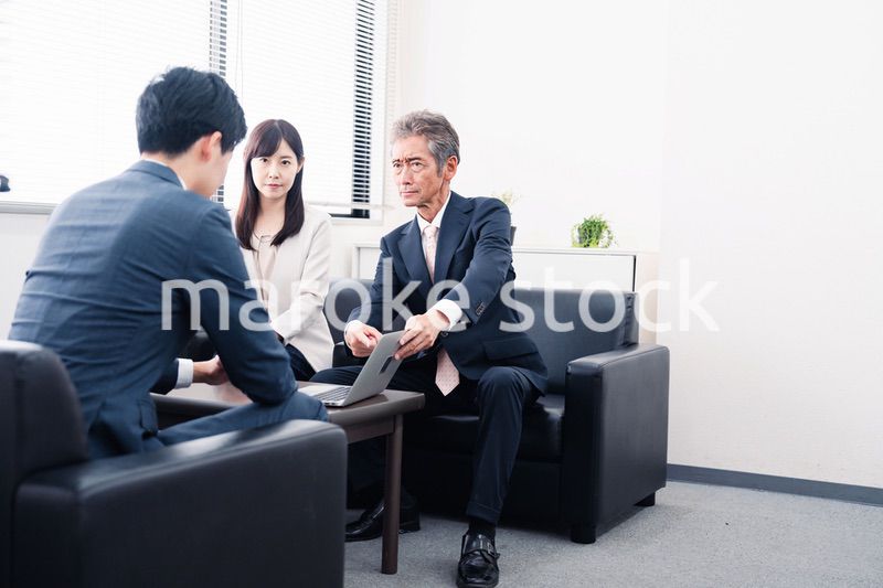 不正を問いただされるビジネスパーソン