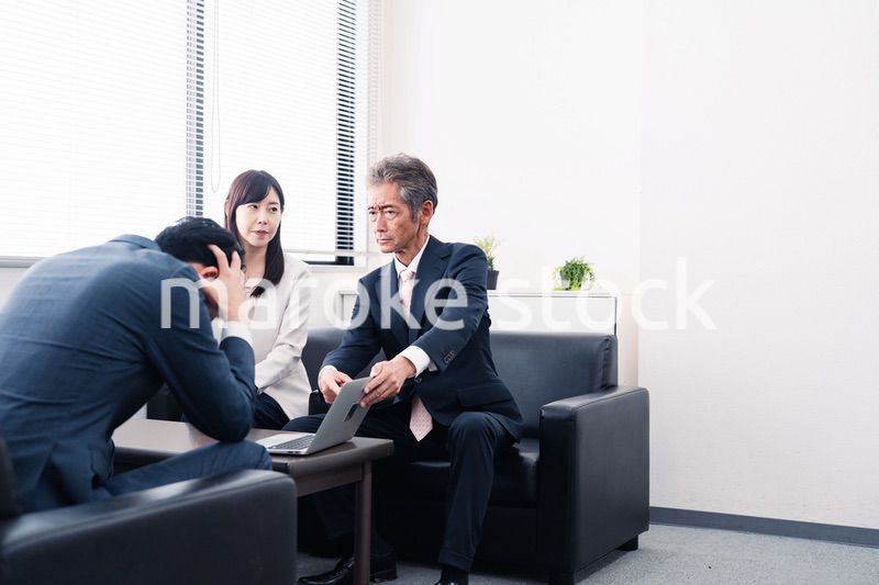 不正を問いただされるビジネスパーソン