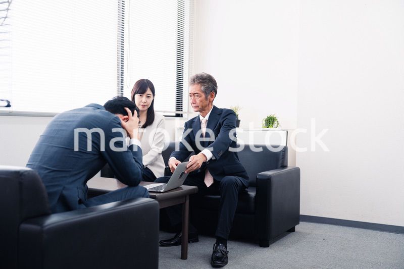 不正を問いただされるビジネスパーソン