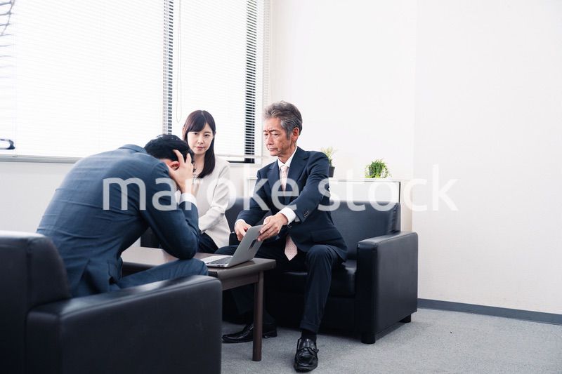 不正を問いただされるビジネスパーソン