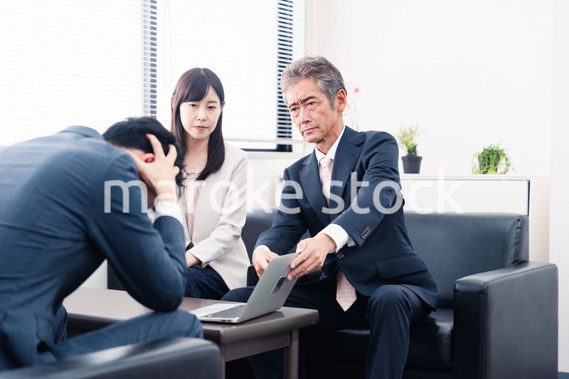 不正を問いただされるビジネスパーソン