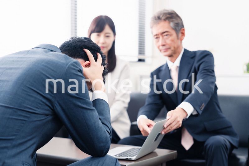 不正を問いただされるビジネスパーソン