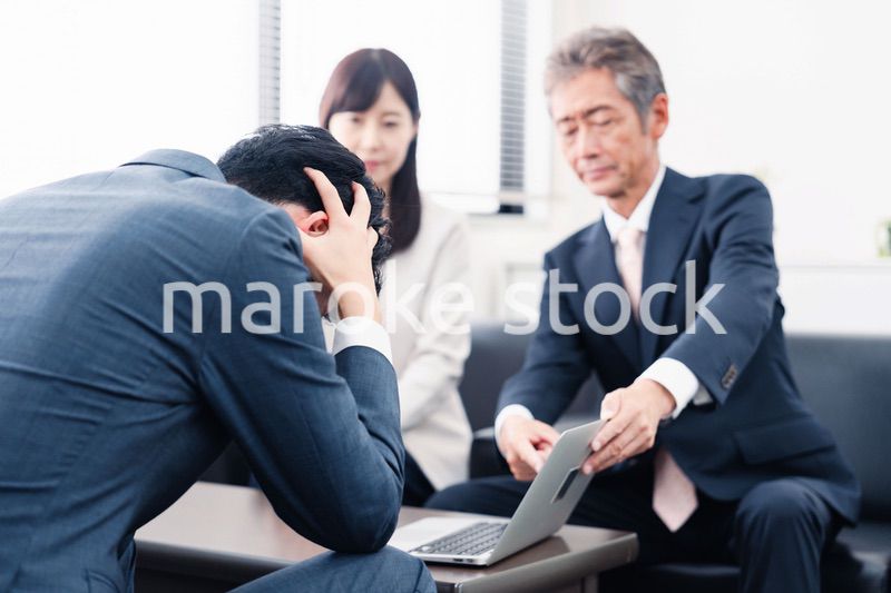 不正を問いただされるビジネスパーソン