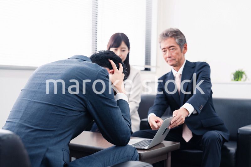 不正を問いただされるビジネスパーソン